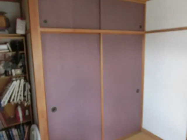 紫の壁紙で張り替えたふすまの様子