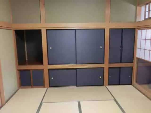 紺色の壁紙で張り替えたふすまの様子