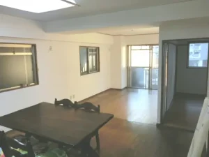 壁紙を貼り替えただけで部屋が生き返った部屋