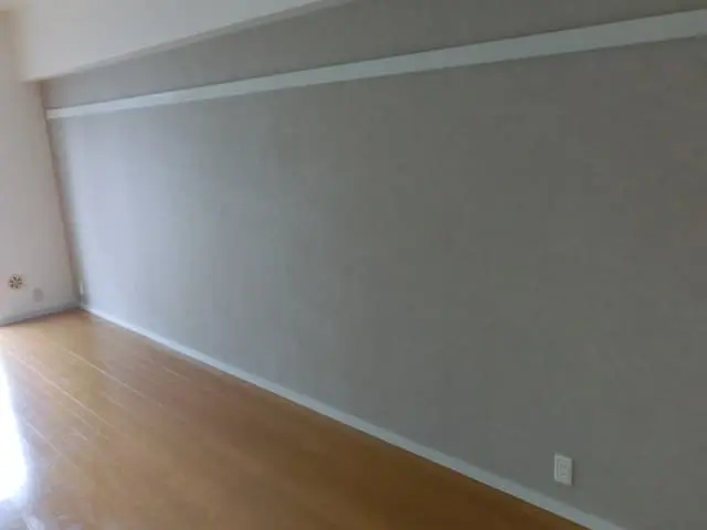 公営住宅のリビングにグレーのアクセントクロスを貼った部屋