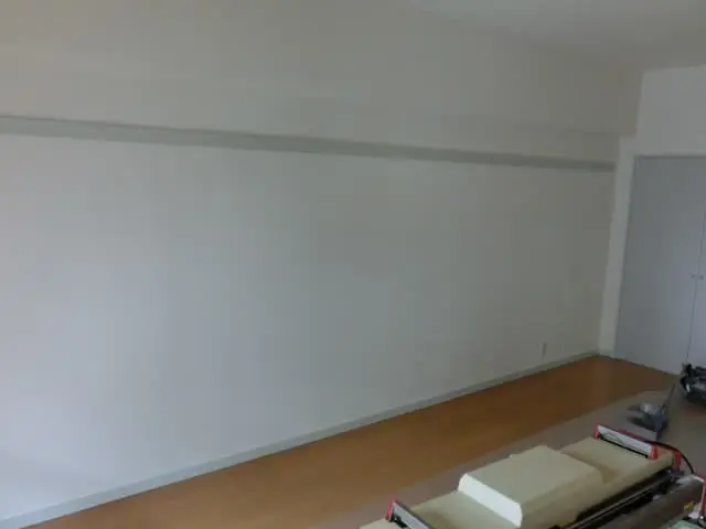 グレーのアクセントクロスに貼り替える前の壁の様子