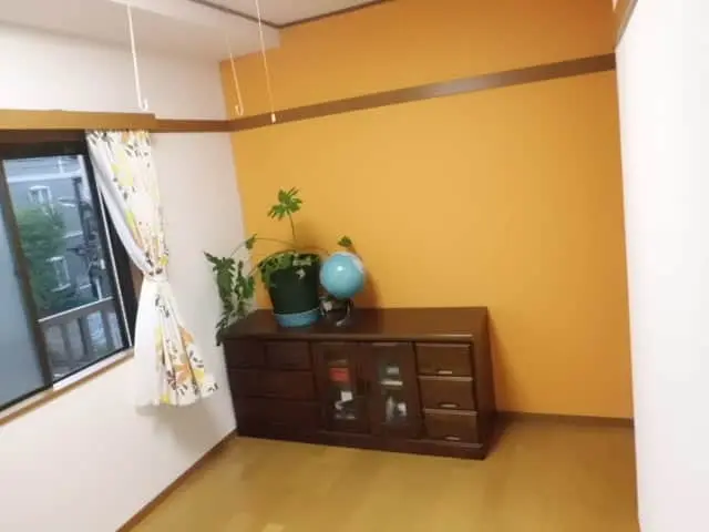 アクセントクロスのオレンジ色が部屋に良く映えている様子