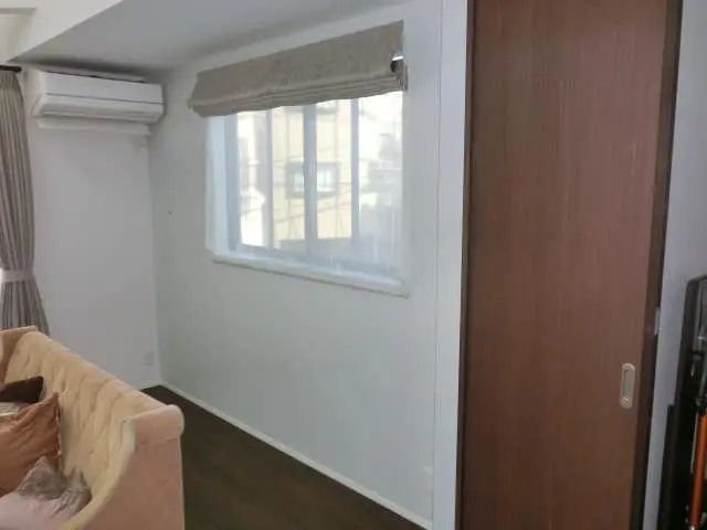 壁紙貼り替え前の一戸建てリビングの壁