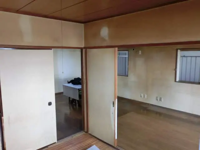 壁紙貼り替え前の部屋の様子