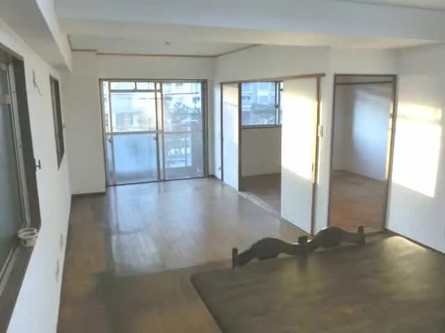 ベランダから光が反射して部屋が明るくなっている様子