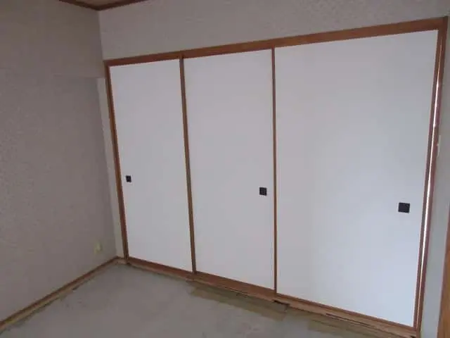 白い壁紙で張り替えたふすまの様子