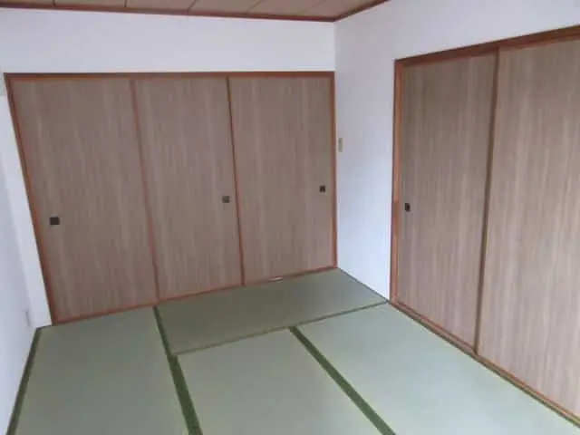 木目の壁紙で張り替えたふすまの様子