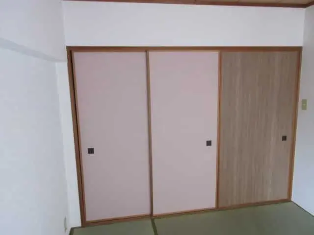 ふすまの裏をピンクの壁紙で張り替えた様子