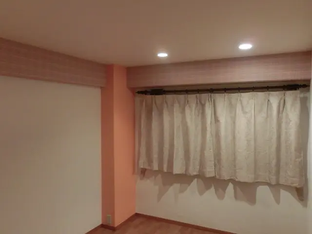 梁と柱にアクセントクロスを貼った部屋