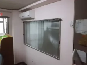 「見えるところだけ」壁紙を貼り替えた部屋の様子