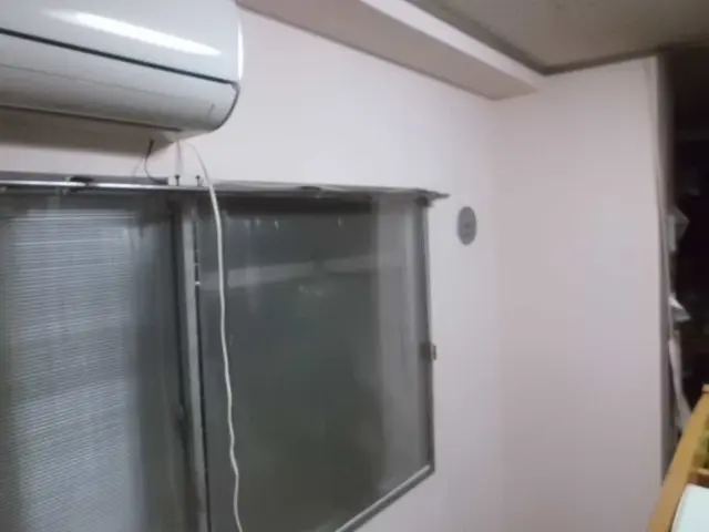 「見えるところだけ」壁紙を貼り替えた部屋の様子