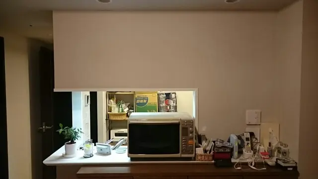 壁紙を貼り替える前のキッチンカウンターの様子