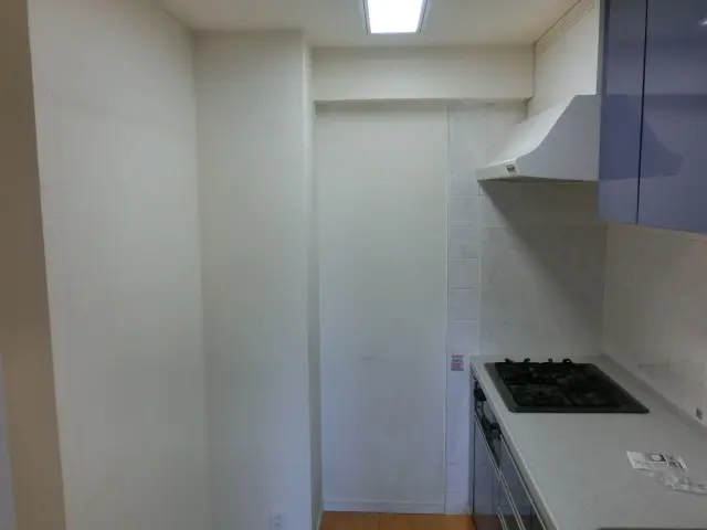 壁紙を貼り替える前のキッチンの様子