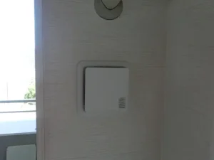 既存の換気孔を「ワンタッチ風量調整型換気孔」に交換した様子