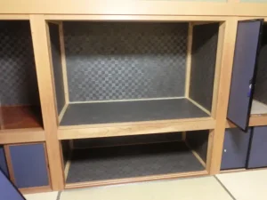 押し入れに黒い壁紙を貼った様子