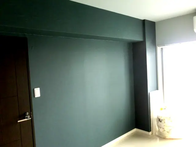 ダーク系の壁紙で、黒ではない