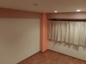 壁紙を貼り替えた後の洋室の状態