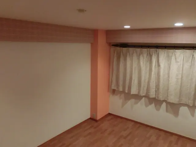壁紙を貼り替えた後の洋室の状態