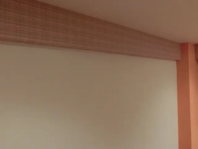 梁のアクセントクロスは赤系のチェック柄
