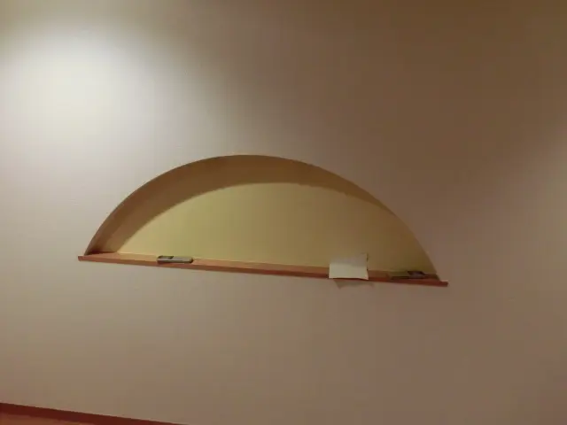 ニッチ内にパステルレモンのアクセントクロス