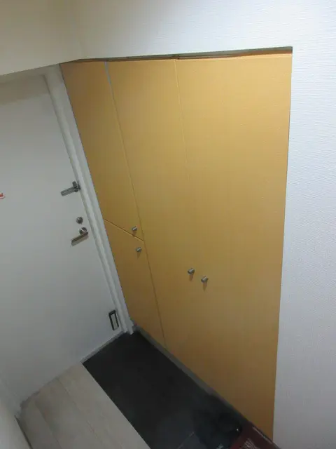 下駄箱にオレンジの壁紙を貼った様子