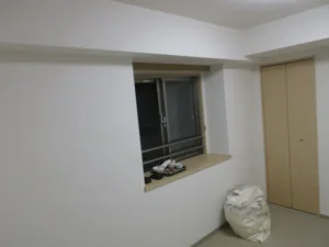 壁紙を貼り替えてきれいになった部屋の様子