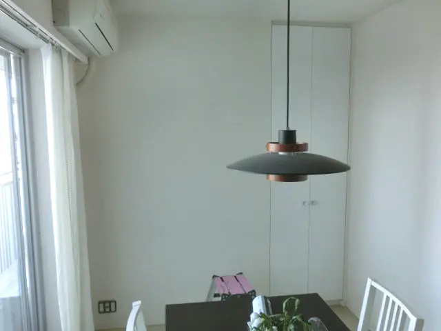 おしゃれなインテリアがある、輸入壁紙で貼り替える前のダイニングの壁