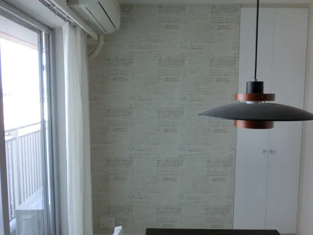 インテリアとの調和がとれた輸入壁紙で貼り替えたダイニングの壁