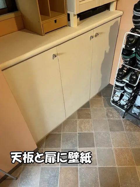 壁紙を貼って、下駄箱をDIYリフォームしました