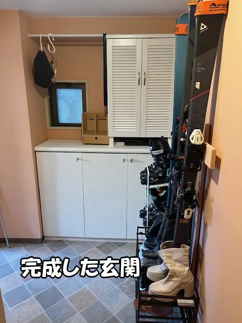 完成した玄関です。白を基調にした家具と壁紙と同じ風合いのスキーラックです。